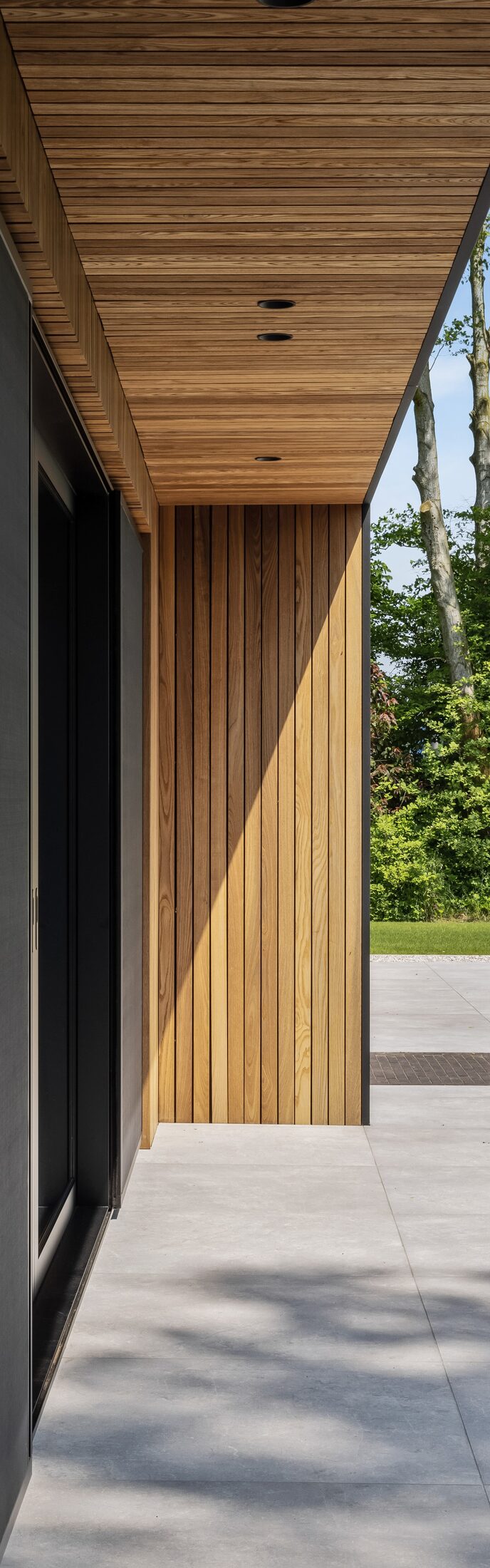 Cielo lineal de madera instalado con sistema GRAD